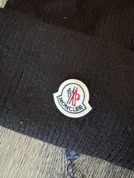 czarna czapka moncler