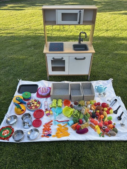 Cozinha de brincar do Ikea Duktig com múltiplos extras