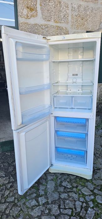 Frigorifico Indesit, grande, em boas condições