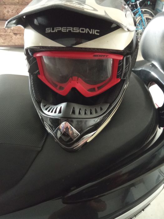 Capacete e óculos