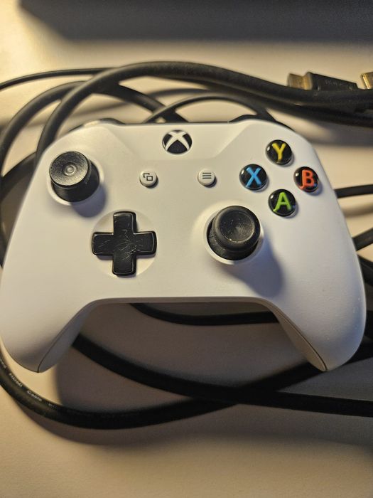 Xbox one z dwoma pasami, kablem oraz dwiema grami