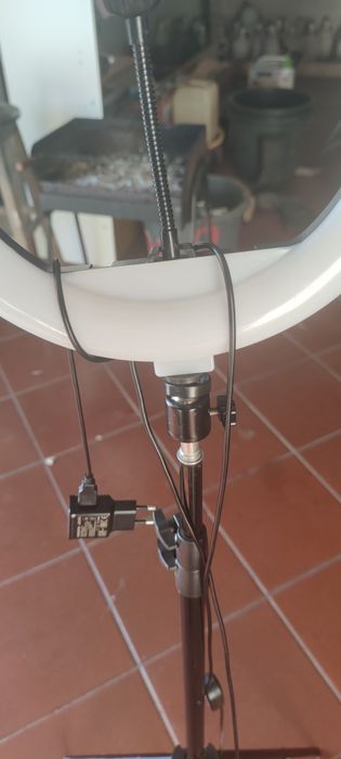 Tripé com aro RGB para telemóvel ou câmera.