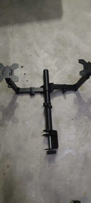 Suporte de mesa para dois ecrãs.