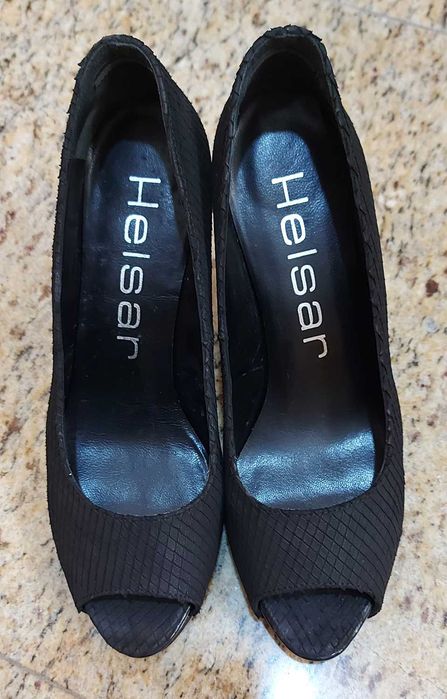 Sapatos em pele novos da marca HELSAR