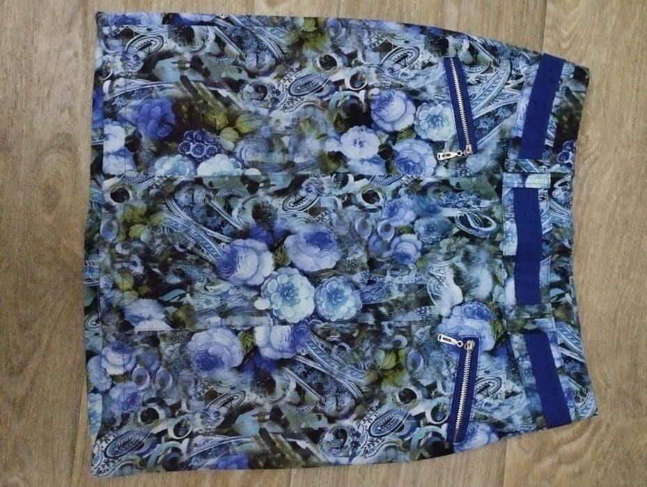 Сукні літні, светри.