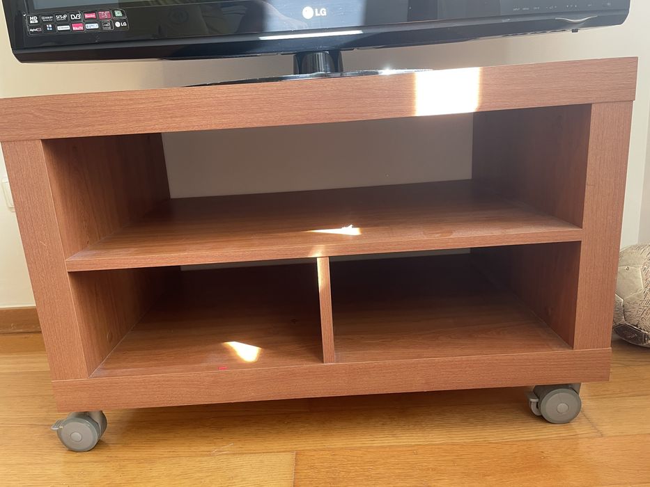 Movel de televisao com rodas