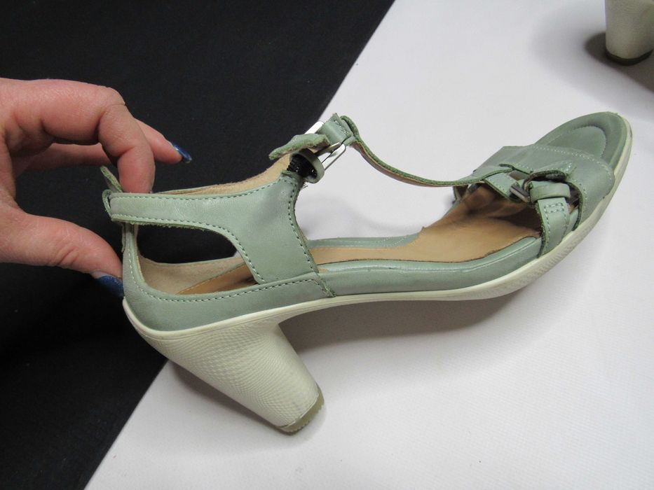 Продам босоніжки ЕССО