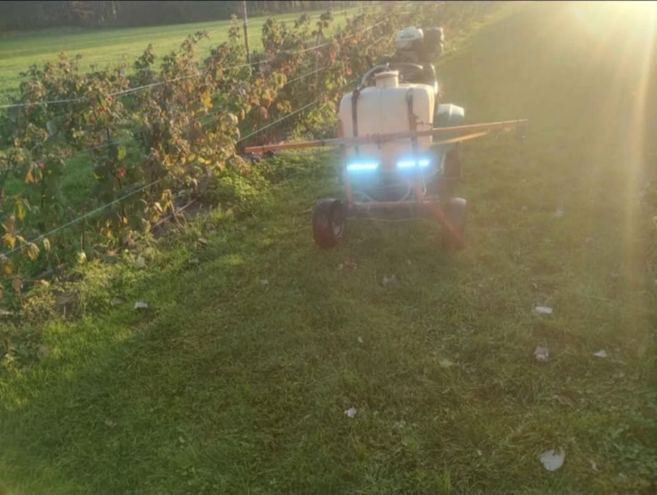 Opryskiwacz nadmuchowy tunelowy samojezdny