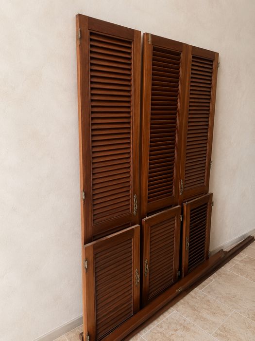 Conjunto de portas venezianas em mogno maciço com ferragens