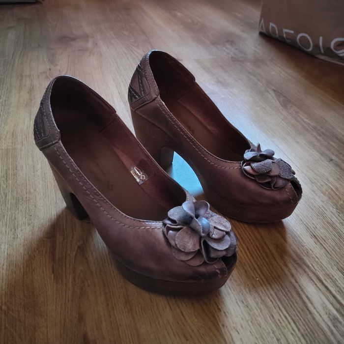 Sapatos castanhos de salto com aplicação floral | Elegantes