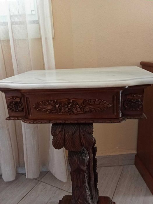 movel de entrada em madeira castanho