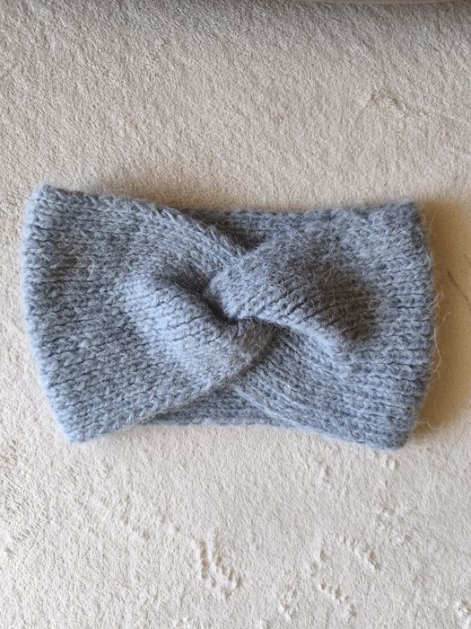 Szara opaska na głowę