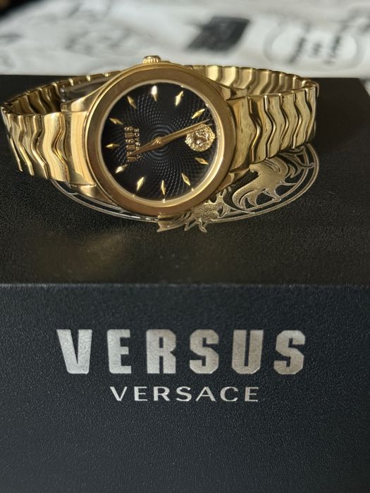 Годинник versus versace