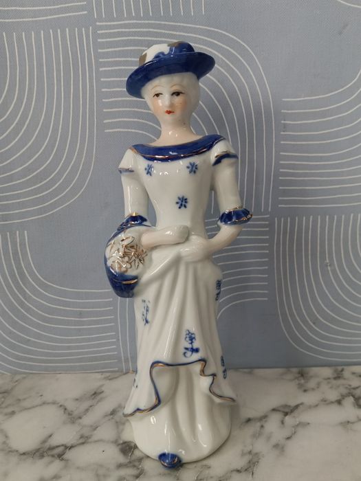 Figurka porcelanowa dama z koszem