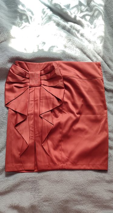 Жіноча атласна спідниця, юбка з розрізом на стегні