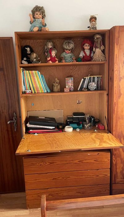 Quarto solteiro em pinho maciço (cama e escrivaninha)