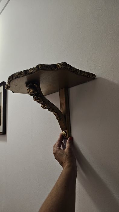 Peanha muito antiga ou prateleira de parede.