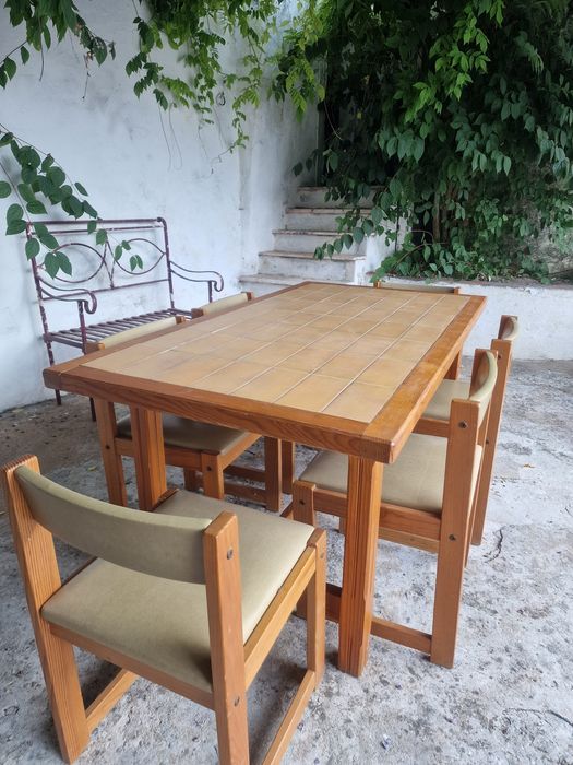 Mesa de refeição e cadeiras