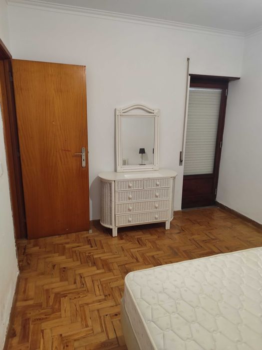 Alugo quarto na região de Carcavelos