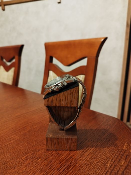 Drewniany stojak na zegarek