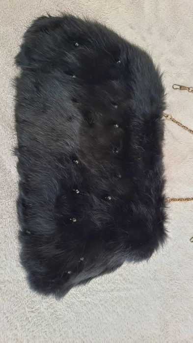 Cluntchs em pêlo e missangas