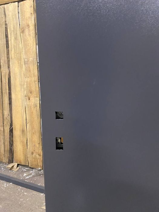 Вхідні двері в підвал, коридор, склад