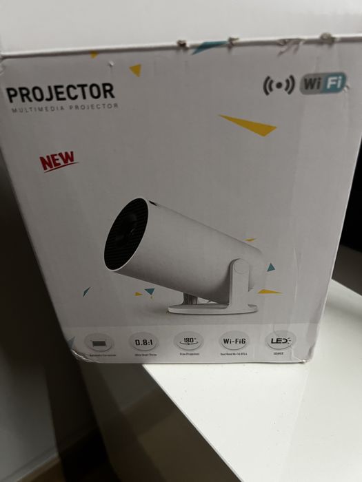 Projektor bialy kolor
