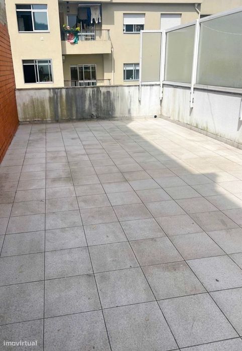 UM , T2 com terraço e garagem