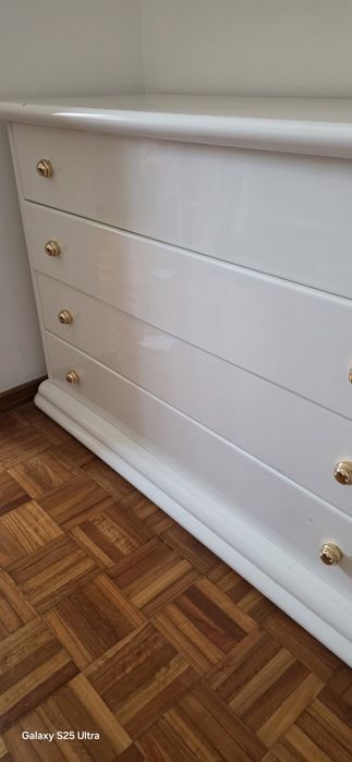 Cómoda madeira maciça com 4 gavetas