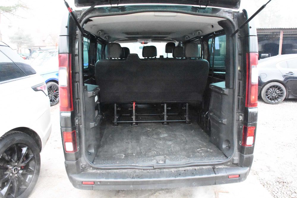 Renault Trafic 3 2017 - wnętrze fotele podsufitka tapicerka wykładzina