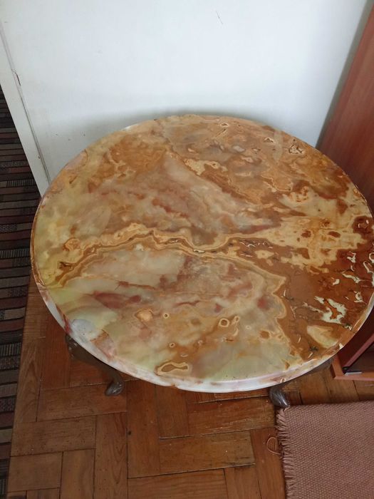 Mesa redonda com um tampo feito de ónix.