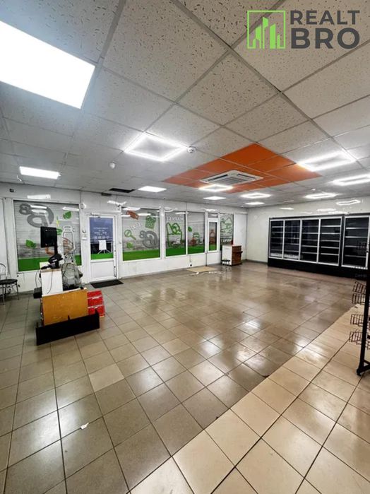 Фасадна торгова площа, хороший пішохідний трафік!