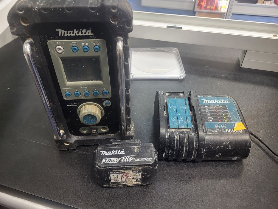Radio Budowlane MAKITA BMR 100 Czyste basowe brzmienie! ZESTAW Komis