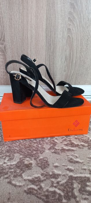 Босоніжки жіночі замшеві