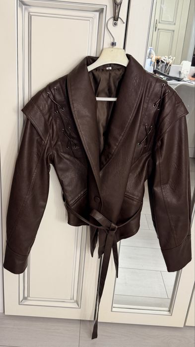Стильна куртка коричневого кольору, шкір зам