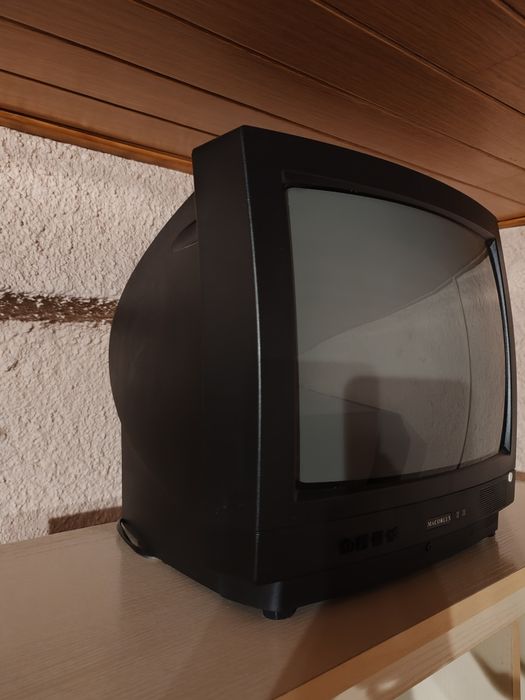 TV preta pequena