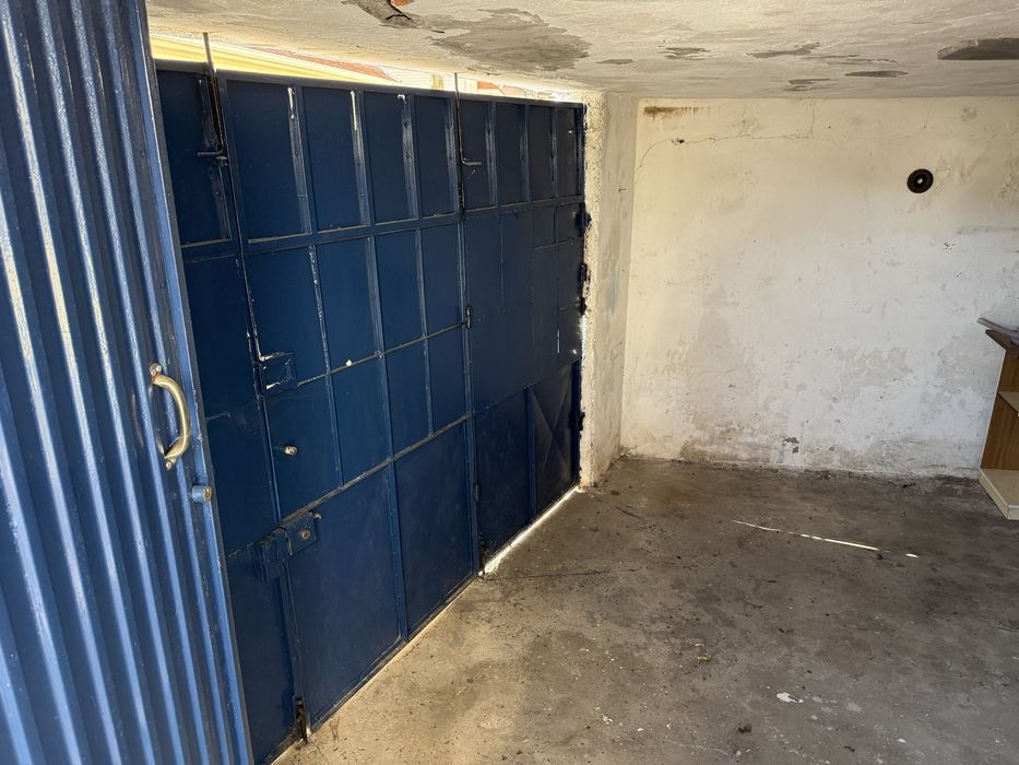 Moradia 4 Frentes à Estrada D. Miguel