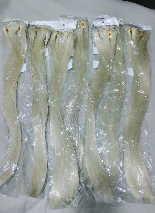 extensões de cabelos loiros de encaixe.