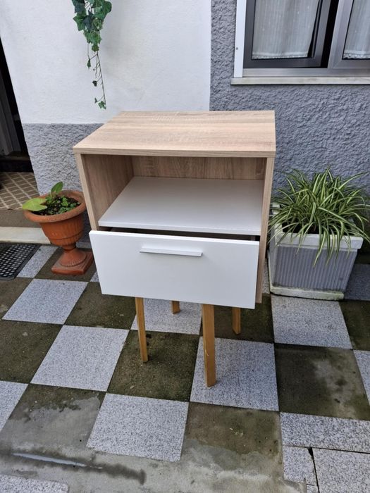 . Mesa de cabeceira da jom