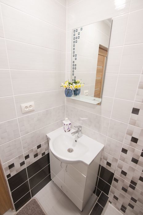 Сдам посуточно 1-о и  2-ох комнатную квартиру возле басейна,житло