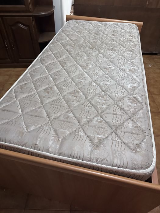 Cama c/colchao e mesinha