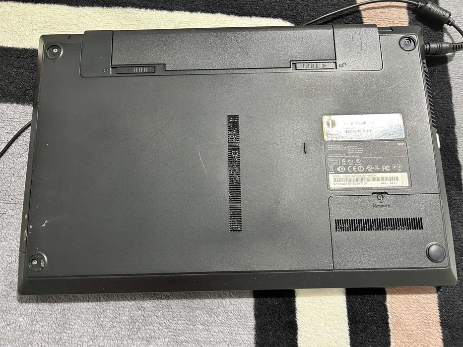 Samsung NP300V5A / i3 / 4GB DDR / 250 GB HDD + zasilacz