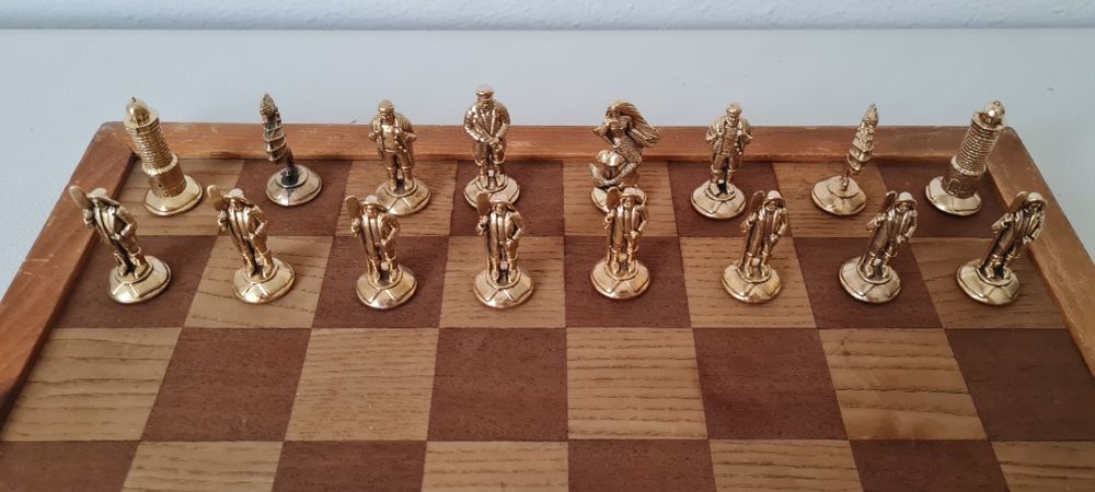 Tabuleiro de xadrez e damas com peças