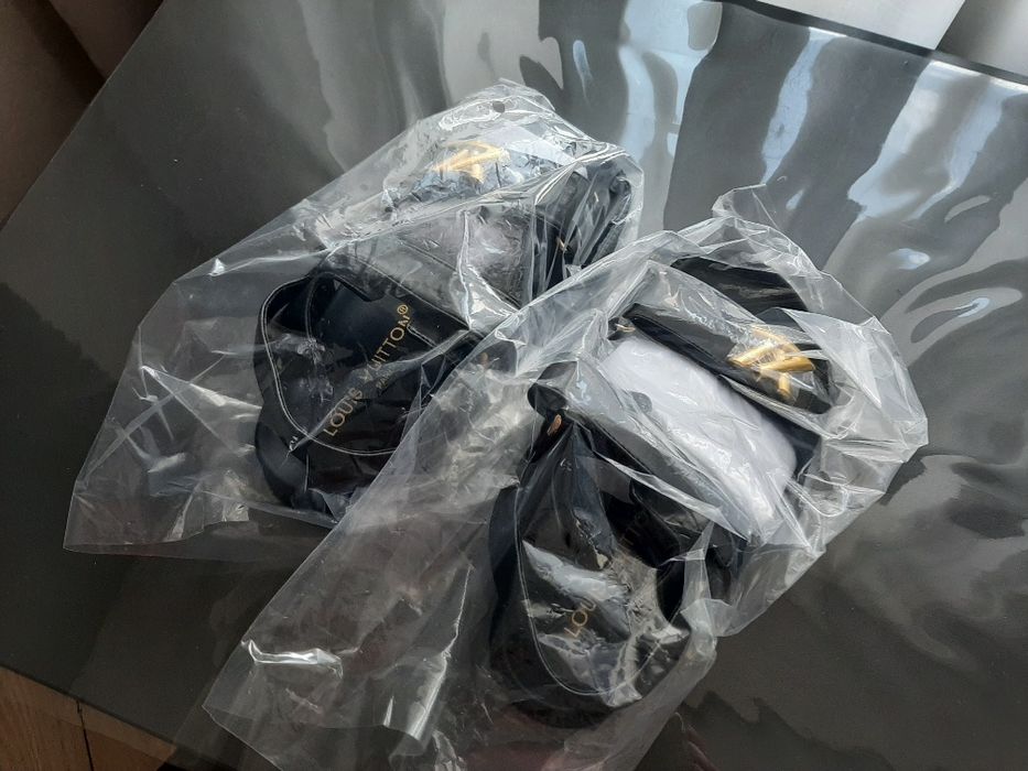 Кожаные сандали в стиле известного бренда