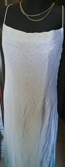 Elegancka dluga sukienka w ala diamencikina ramiaczkach odkryte plecy