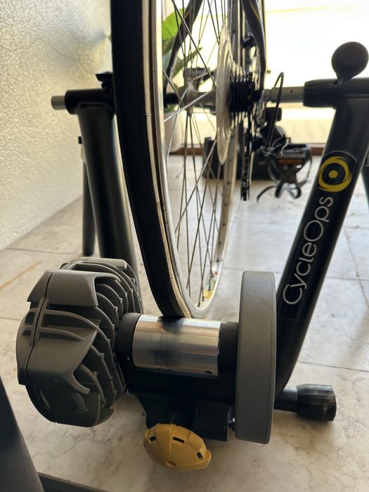Biciclera e rolos de fixar