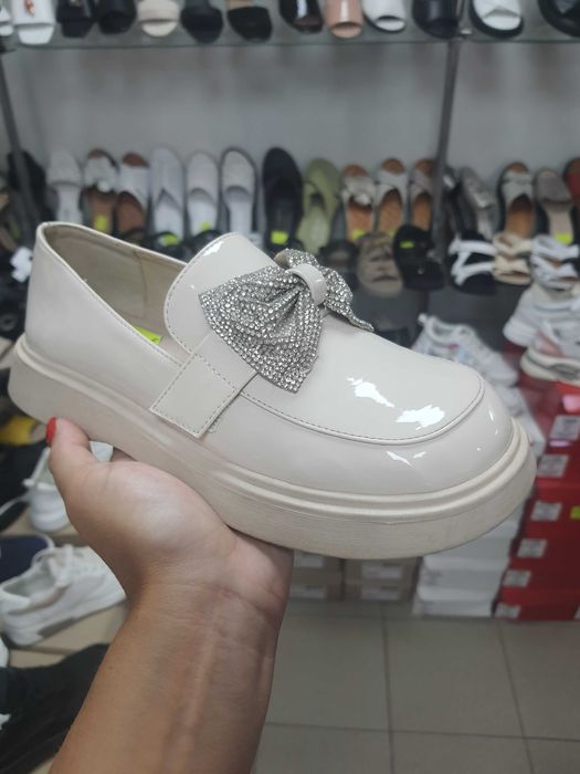 Туфлі на дівчинку.