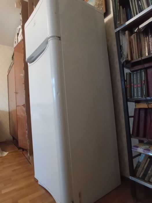 Продам холодильник Indesit