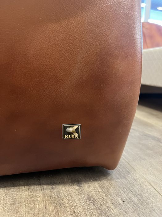 Кутовий шкіряний диван.