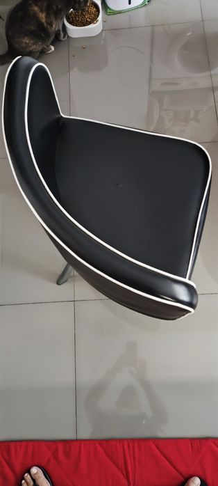 Mesa de vidro com 4 cadeiras em pele.